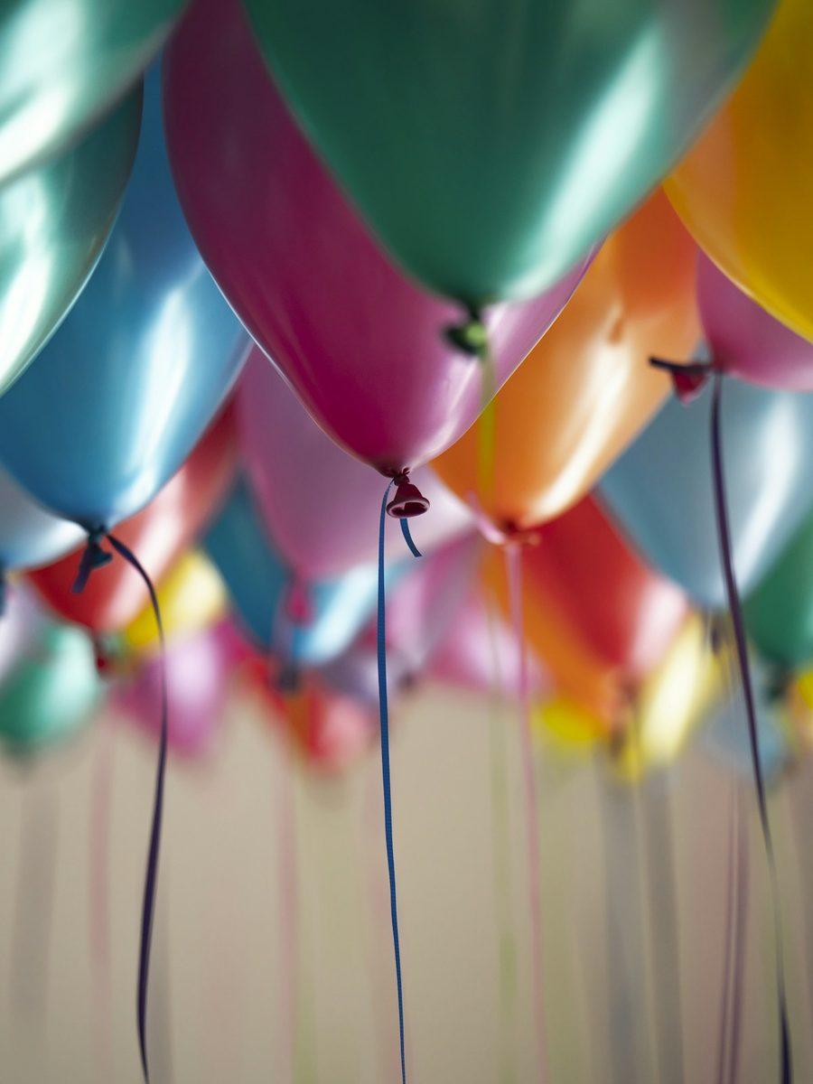 Plafond de ballons multicolores