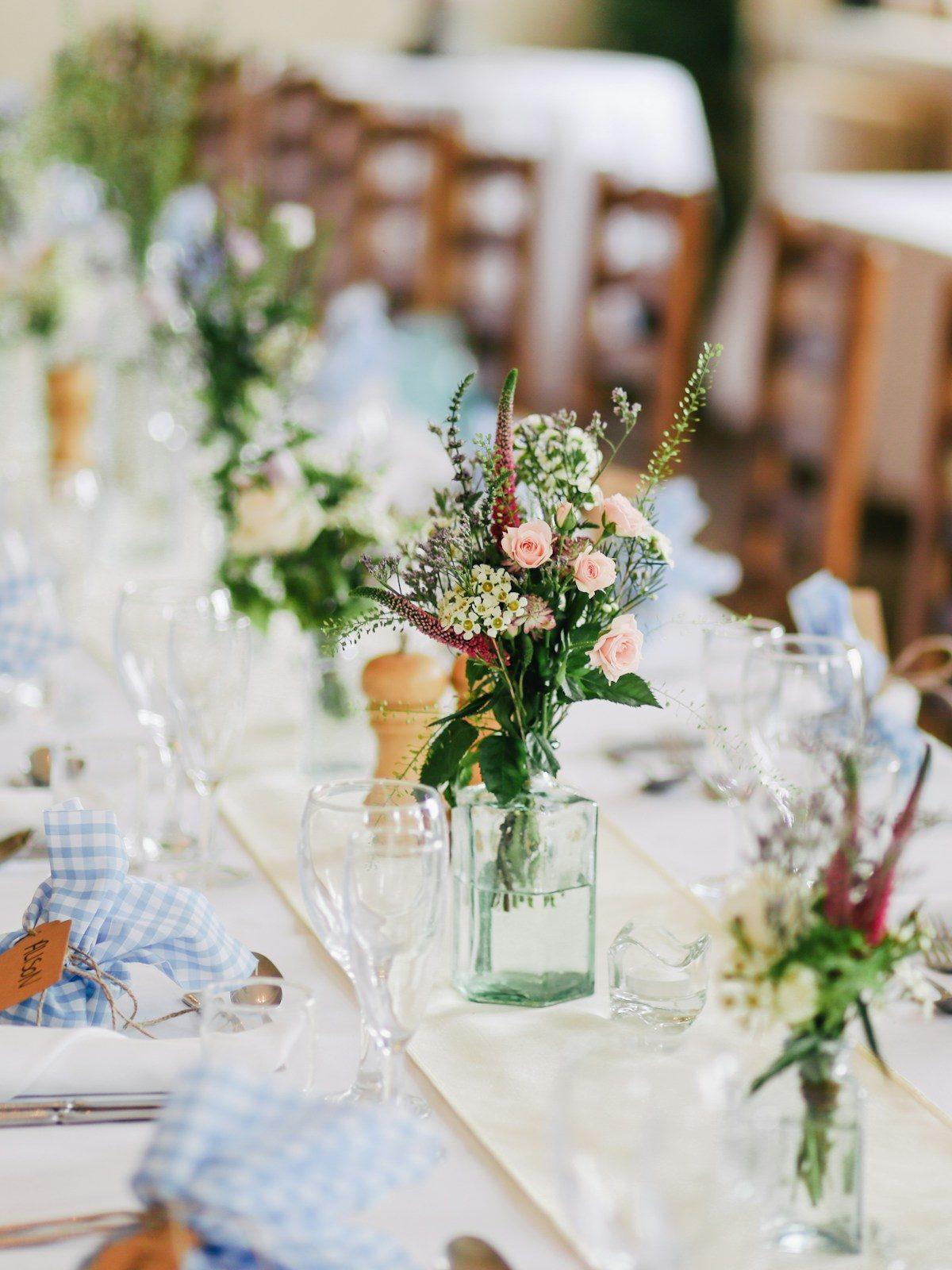 Table de mariage dressée avec bouquets et verrerie